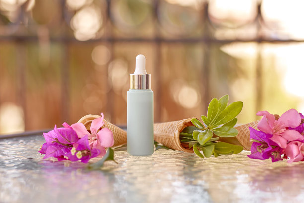 超现实的粉色九重甘花在冰淇淋蛋筒和模拟的化妆品滴管玻璃瓶模型。天然美容产品。生态霜、精华液、护肤空白瓶。夏天的美容产品图片下载