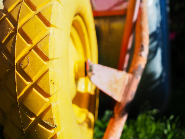 有选择性地关注一辆花园手推车的黄色橡胶车轮踏面图片下载