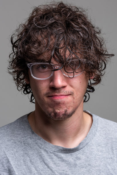 严肃的年轻人面部照片图片下载