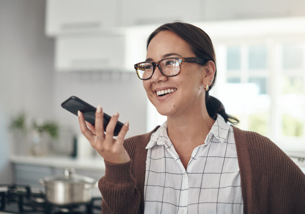 一个年轻女人在家里打电话的照片图片下载