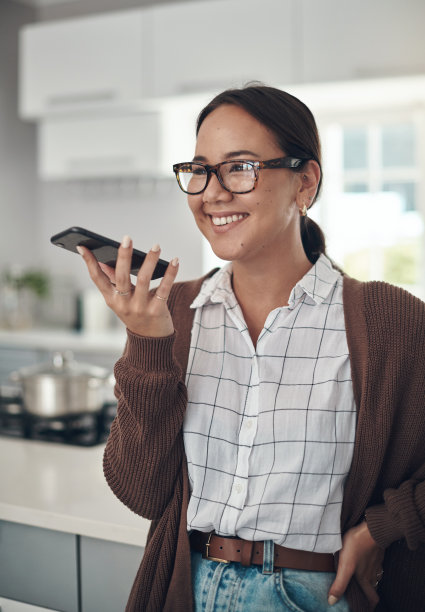 一个年轻女人在家里打电话的照片图片下载