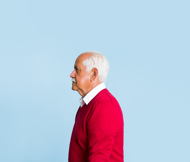 白发老人的侧视图图片下载