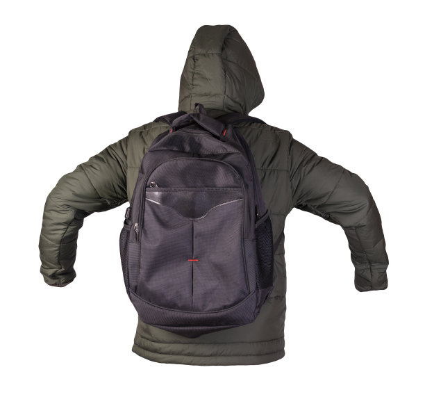 黑色的背包穿着红色的夹克孤立在白色的背景。图片下载