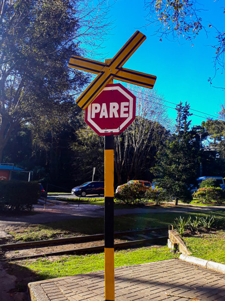 火车轨道上的巴西标志图片下载