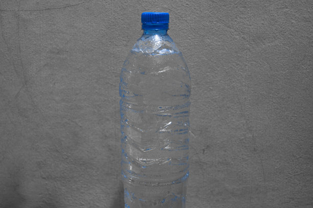 一瓶清凉的水图片下载