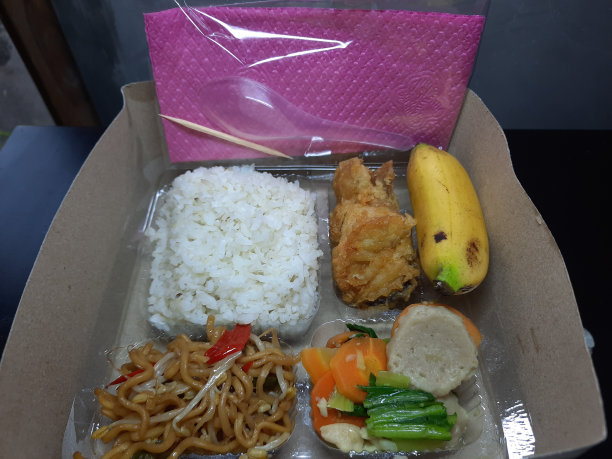 印尼斋月饭午餐盒叫Aneka Nasi Kotak。一份开斋点心礼物。图片下载