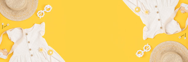 旗帜与时尚的夏季套儿童衣服。白色礼服，草帽，太阳镜和配件在黄色背景。时尚女孩lookbook概念。俯视图复制空间平铺图片下载