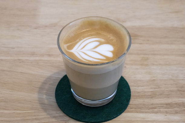 拿铁在桌上图片下载