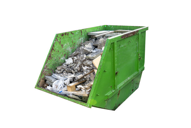 巨大的绿色金属容器装满了碎石和建筑废料，孤立在白色背景与修剪路径。图片下载