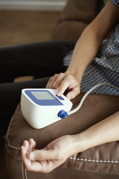 用血压计测量血压图片下载