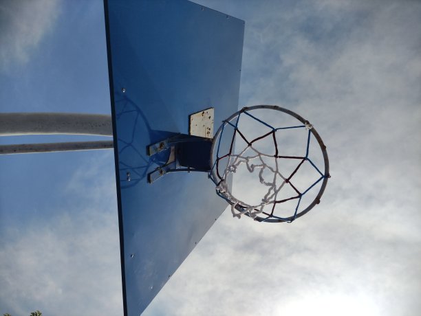 从下面拍摄的篮球框图片下载