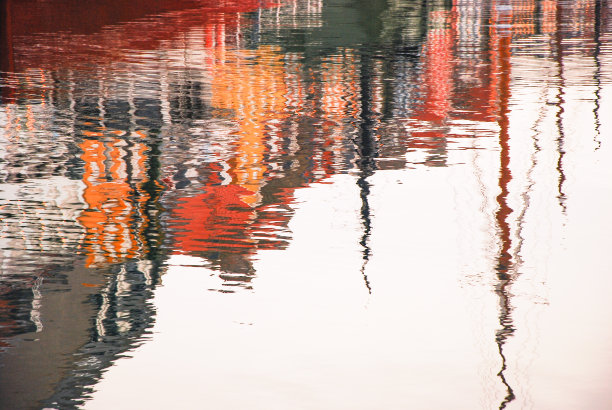 哥本哈根尼哈芬码头的房屋和船只的倒影图片下载