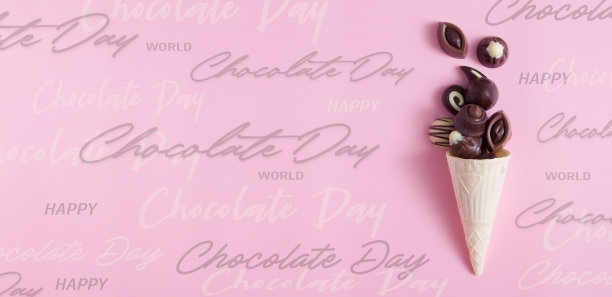 横幅上的美味巧克力果仁在华夫蛋筒粉红色的背景上写着世界巧克力日图片下载