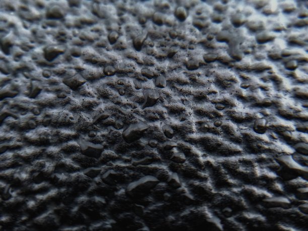 雨滴落在摩托车座位的橡胶上图片下载