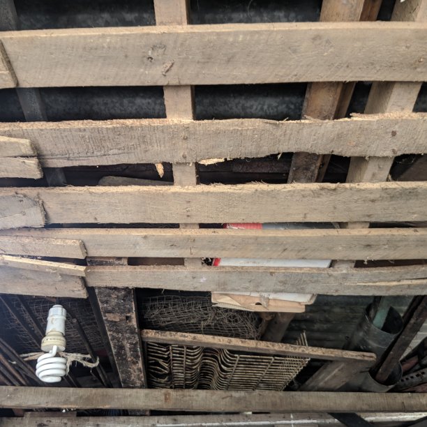 贫民窟常漏水的贫民窟屋顶图片下载