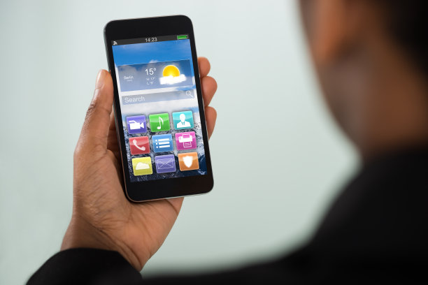 手持手机的女商人用彩色App图片下载