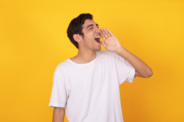 年轻表现型男性模特孤立于色彩背景图片下载