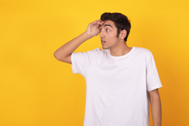 年轻表现型男性模特孤立于色彩背景图片下载