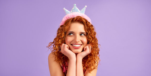 背景是一个红发女孩图片下载