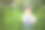 这个可爱的小男孩穿着工作服，有一双蓝色明亮的眼睛，在一个盛开的大花园里吃着新鲜的绿草图片下载