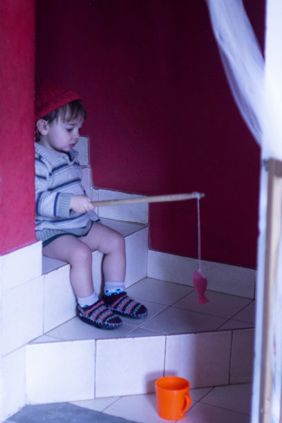 孩子在梯子上玩图片下载