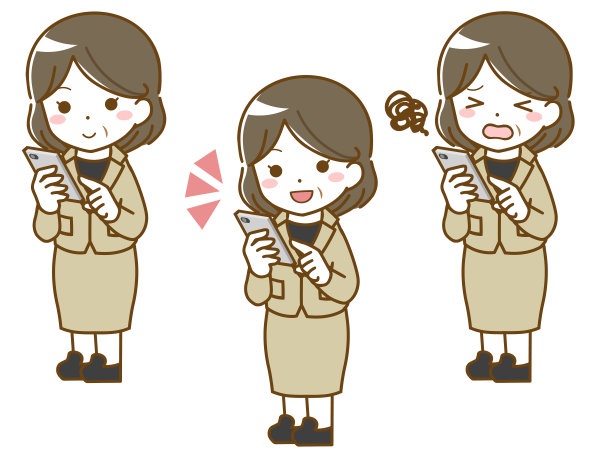 穿着西装的中年女人在操作智能手机图片下载