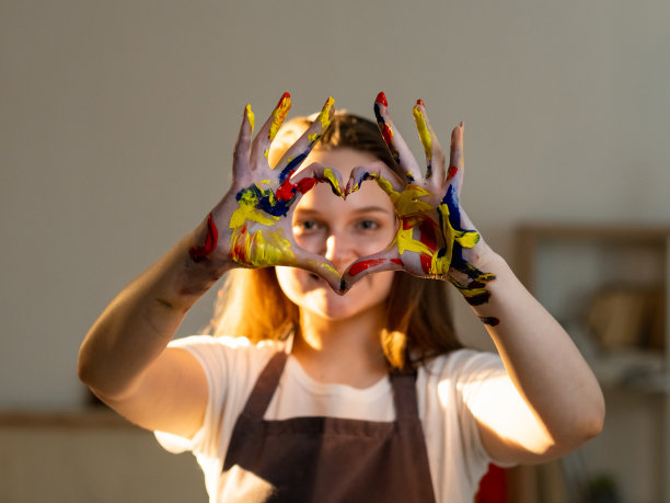 热爱绘画的女性艺术家创作的生活方式艺术图片下载