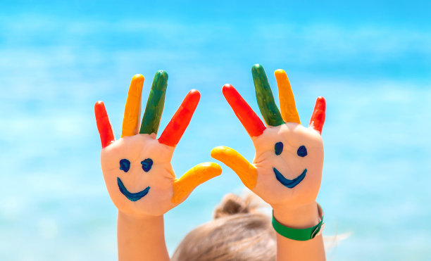 孩子的手上，微笑着画着大海。有选择性的重点。图片下载