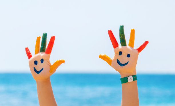 孩子的手上，微笑着画着大海。有选择性的重点。图片下载