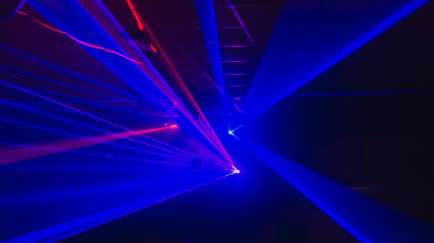模糊的背景与激光蓝色灯光的迪斯科舞厅，舞池图片下载