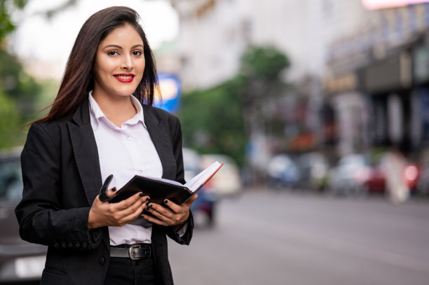 校园外年轻的印度学生的肖像。图片下载