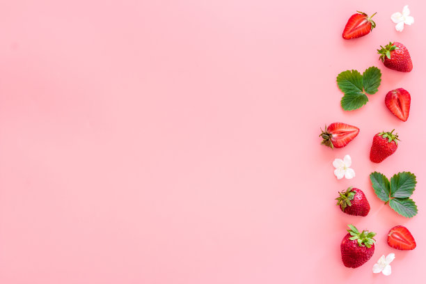 布局成熟的草莓与绿色的叶子图片下载