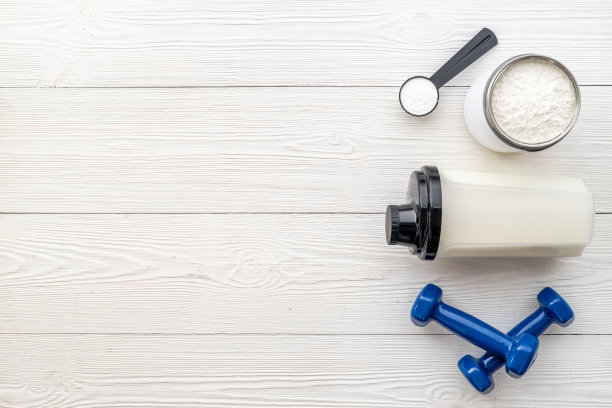 运动饮食营养乳清、乳素和哑铃图片下载