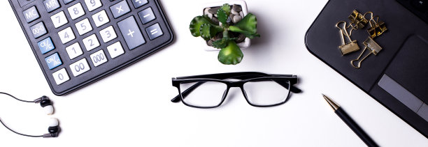 横幅与业务配件-电脑，计算器，眼镜，笔，耳机和花。经营理念图片下载