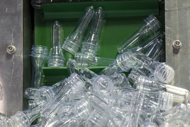 PET瓶的注射预成型是通过注射工艺实现的。图片下载