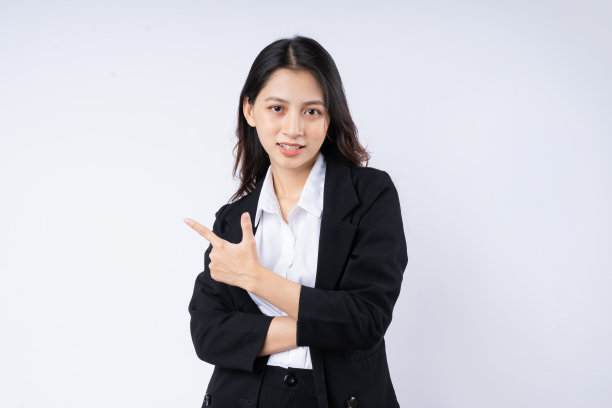 年轻女商人的肖像穿着西装，孤立在白色的背景图片下载