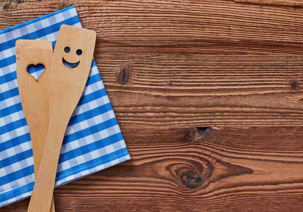 木制厨房用具和桌布图片下载