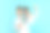 一个年轻的男孩，穿着白衬衫拿着他的肖像孤立在浅蓝色的背景。图片下载