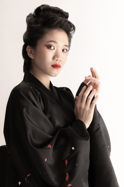 年轻美丽的日本人的肖像，妇女在民族服装和服摆出孤立的白色工作室背景。图片下载