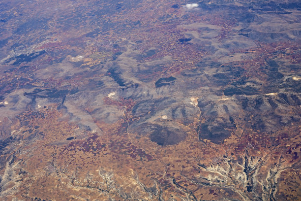 从飞机窗口俯瞰山景。水平图片下载