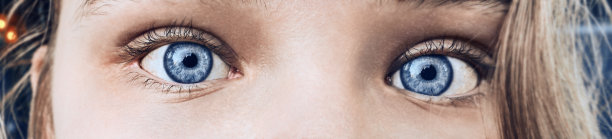 蓝色的眼睛特写，看，有目的，指向凝视前面图片下载