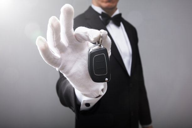 服务员拿着车钥匙图片下载