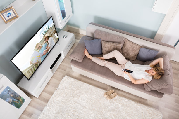 女人看电视的高角度视角图片下载