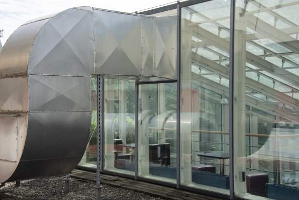 玻璃外立面上的不锈钢通风管图片下载