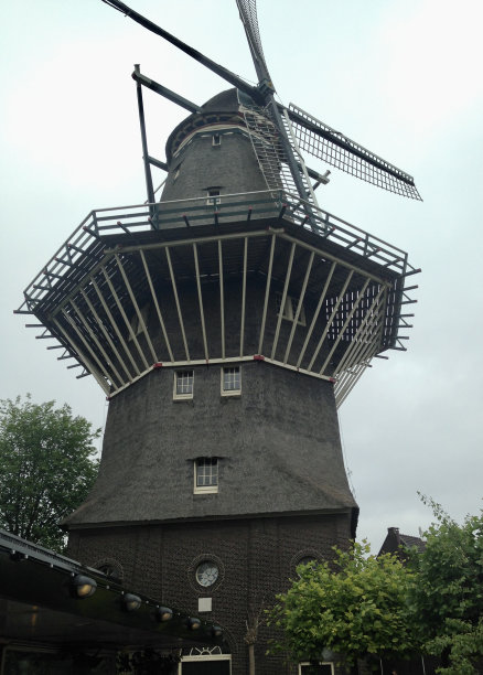 阿姆斯特丹的灰色荷兰风车图片下载