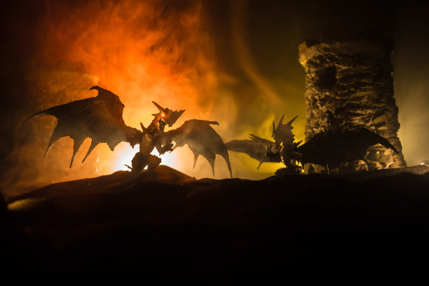 龙和英雄战士之间的战斗。创造性的表装饰。有选择性的重点图片下载