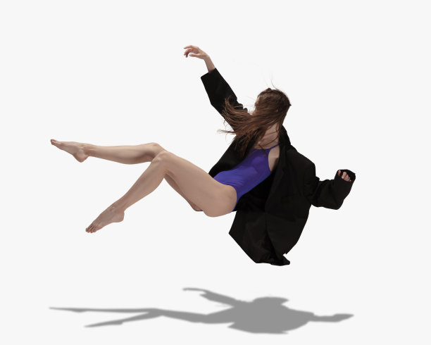 飙升。年轻美丽的女孩，女芭蕾舞者在白色的阴影背景下舞蹈孤立。图片下载