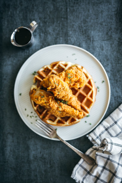 美食鸡和华夫饼盘子餐厅风格的一边糖浆在银壶图片下载