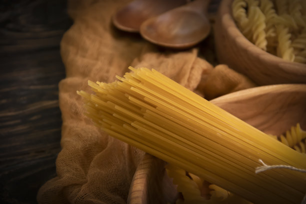 在木质背景上晾干意大利面图片下载