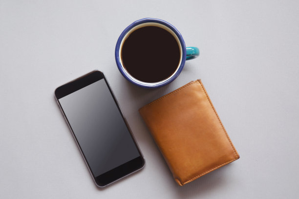 俯视图智能手机，钱包和一杯咖啡图片下载